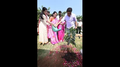 కేసీఆర్ పుట్టినరోజు... పర్యావరణ హితంగా కుటుంబసభ్యులు సంబరాలు (ఫోటోలు)