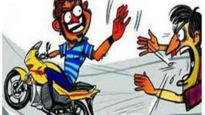 హైదరాబాద్ నడిబొడ్డున పట్టపగలే దారిదోపిడి... గోల్డ్ షాప్ యజమానిని బురిడీ కొట్టించి లక్షల బ్యాగులతో పరార్