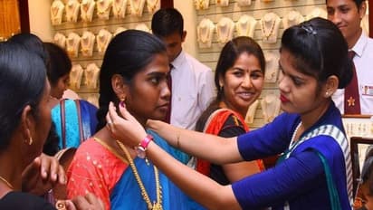 పడిపోయిన బంగారం ధరలు... 10 గ్రాములకు ఎంతంటే..?