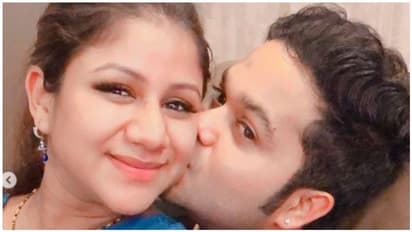 நிறைமாத கர்ப்பிணியான ஆல்யா மானசாவிற்கு கணவர் சஞ்சீவ் கொடுத்த காஸ்ட்லி கிப்ட்... வைரலாகும் போட்டோஸ்...!