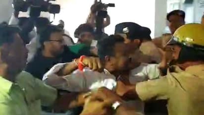 രാജ്യദ്രോഹക്കുറ്റത്തിന് അറസ്റ്റിലായ കശ്മീരി വിദ്യാര്ത്ഥികള്ക്ക് കോടതിയില് ബജ്റംഗ്ദള് മര്ദ്ദനം