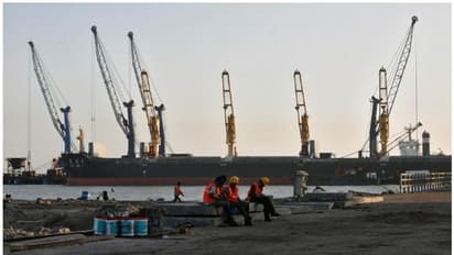 മിസൈല് വിക്ഷേപണ യന്ത്രങ്ങളെന്ന് സംശയം; പാകിസ്ഥാനിലേക്ക് പുറപ്പെട്ട ചൈനീസ് കപ്പല് ഗുജറാത്തില് പിടിയില്