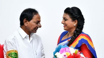 కేసీఆర్ చేతిలో చెయ్యేసి రోజా శుభాకాంక్షలు (ఫొటోలు)