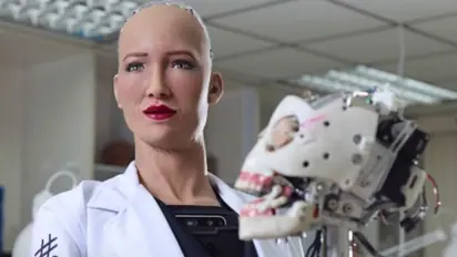 ছাত্রদের সমস্যা সমাধানে রোবটিক পাঠ, কলকাতায় প্রথম 'মানব রোবট' সোফিয়া