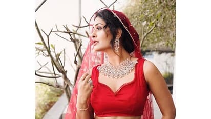 రెడ్ డ్రెస్ లో 'RX100' పిల్ల.. చూపు తిప్పుకోలేరు!