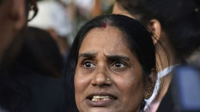 'অন্ত্র ছিঁড়ে নিয়েছিল, কিন্তু আদালত তামাশা দেখছে', কান্নায় ভেঙে পড়লেন নির্ভয়ার মা