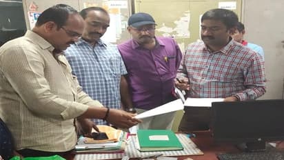 జీఎంసీ కార్యాలయంలో ఏసిబి దాడులు... పట్టుబడిన ఇద్దరు అధికారులు