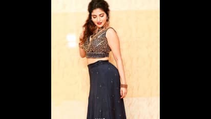 நீல நிற கோட் அணிந்தது கிக் போஸ் கொடுத்த தமிழ் ராக்கர்ஸ் நாயகி 