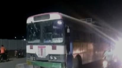 நின்னு நின்னு பார்த்தேன்... எந்த பஸ்ஸும் வரல... அதான் அரசு பேருந்தை நானே ஓட்டிட்டு வீட்டுக்கு போய்ட்டேன்..!