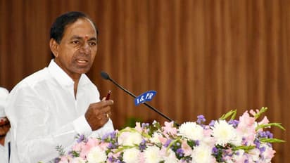 కేసీఆర్కు పీఆర్సీ సెగ: పోరు తప్పదంటూ ఉద్యోగ సంఘాల వార్నింగ్