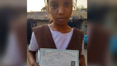 বিপদে বন্ধু পুলিশ, পরীক্ষাকেন্দ্রে ছাত্রীর অ্য়াডমিট কার্ড পৌঁছে দিলেন এএসআই