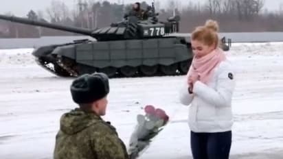 സൈനികന്‍ പ്രണയം തുറന്ന് പറഞ്ഞതിങ്ങനെ; വൈറലായി വീഡിയോ...