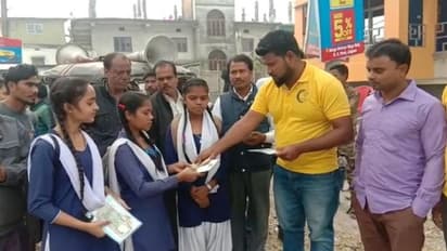 মানবিক উদ্যোগ, টাকা জমিয়ে মাধ্যমিক পরীক্ষার্থীদের সাহায্য লটারি বিক্রেতার