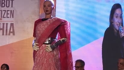 কী গল্প কলকাতাকে শোনাল রোবট কন্যা সোফিয়া, দেখুন সেরা ১২ ছবি