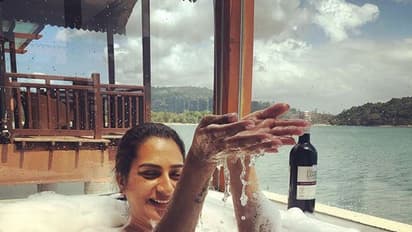 బాత్ టబ్ లో సురేఖావాణి.. రెచ్చగొడుతోంది!