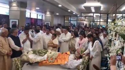 চোখের জলে তাপস পালকে শেষ বিদায়, রবীন্দ্রসদনে পৌঁছলেন মুখ্যমন্ত্রী