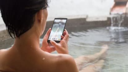 క్వారంటైన్ కేంద్రంలో యువతి స్నానం చేస్తుండగా...