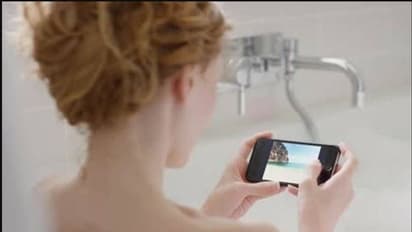 ಸ್ನಾನ ಮಾಡುವಾಗ ಫೋನ್ ಬಳಸಿದ ಚೆಲುವೆ: ಅದೇ ಪ್ರಾಣಕ್ಕೇ ಕುತ್ತು ತಂತು ಗುರುವೇ!