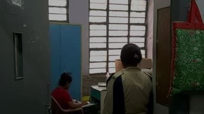 মাধ্যমিকের দ্বিতীয় দিনেই অসুস্থ, হাসপাতালে বসে পরীক্ষা দিল ছাত্রী