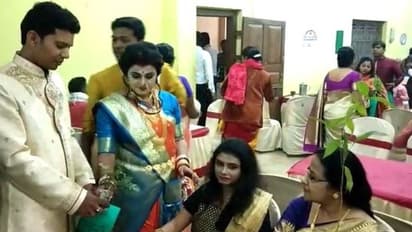 বৌভাতে নিমন্ত্রিতদের চারা গাছ বিলি, পরিবেশ রক্ষার বার্তা নব দম্পতির