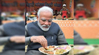 হঠাৎ রাজপথ-এ প্রধানমন্ত্রী, 'হুনার হাট'-এ মজলেন 'লিট্টিচোখা'-'কুলহাড় চা'এ