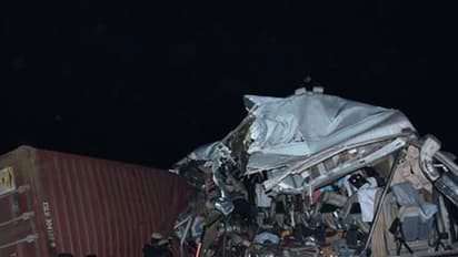 அதிகாலையில் கோர விபத்து..! அரசு பேருந்து-லாரி நேருக்கு நேர் பயங்கர மோதல்..! 20 பேர் உடல் நசுங்கி பலி..!