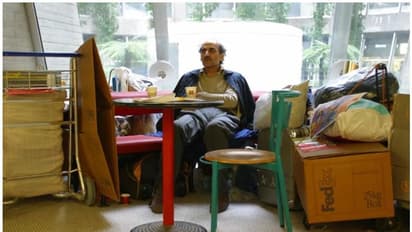 18 വര്ഷം കഴിഞ്ഞത് വിമാനത്താവളത്തില്, പാരീസ് വിമാനത്താവളം 'ദത്തെ'ടുത്ത ഈ വ്യക്തി ആരാണ്?