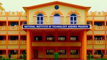 నిట్ డైరెక్టర్ రాసలీలలు: మహిళతో సన్నిహితంగా ఉన్న వీడియో వైరల్