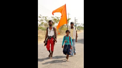 ಕಾಲ್ನಡಿಗೆಯಲ್ಲಿ ಜಾತ್ರೆಗೆ ಆಗಮನ: ಕೊಟ್ಟೂರೇಶ್ವರ ಸ್ವಾಮಿಯ ದರ್ಶನ ಪಡೆದ ಭಕ್ತರು