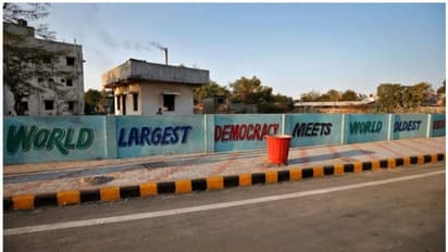 വിടാതെ മതില് വിവാദം; മറ്റൊരു ചേരിയെ മറച്ച് 4 അടി മതില് നിര്മിച്ചതായി ആരോപണം