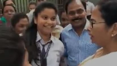 ফের মাধ্যমিক পরীক্ষাকেন্দ্রে মুখ্যমন্ত্রী, শুভেচ্ছা জানালেন পড়ুয়াদের