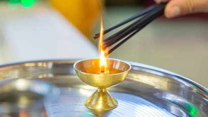 সংসারের সার্বিক উন্নতি চান, এই মাসের প্রতিটি বৃহস্পতিবার মেনে চলুন এই নিয়মগুলি