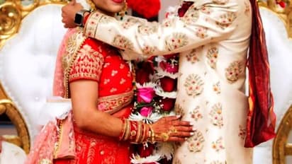 పెళ్లిలో కూడ అమరావతి నినాదం: కొత్త జంట చేతిలో రాజధాని ప్లకార్డులు