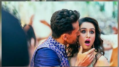 বাপি লাহিড়ীর গানে জমিয়ে নাচ, বিয়ে বাড়িতে বাজিমাত করলেন টাইগার-শ্রদ্ধা