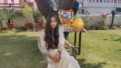 ராயல் சல்யூட்.. புல்வாமா தாக்குதலில் வீரமரணம் அடைந்த வீரரின் மனைவி ராணுவத்தில் இணைகிறார்