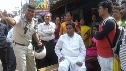 যানজটে আটকে মাধ্যমিক পরীক্ষার্থীরা, ট্রাফিক পুলিশের ভূমিকায় খোদ তৃণমূল বিধায়ক