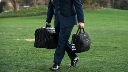 ট্রাম্পের ছায়াসঙ্গী একটি 'ফুটবল' ও একটি বিস্কুট, মুহূর্তে ধ্বংস হতে পারে পৃথিবী