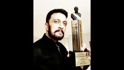 ಚಿತ್ರಗಳ: ಹೊಸ ಅವಾತಾರದಲ್ಲಿ 'ದಾದಾ ಸಾಹೇಬ್ ಫಾಲ್ಕೆ' ಅವಾರ್ಡ್ ಸ್ವೀಕರಿಸಿದ ಕಿಚ್ಚ..!