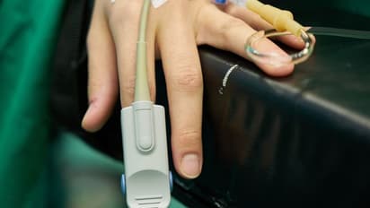 ശസ്ത്രക്രിയക്കിടയിൽ രോഗിയെക്കൊണ്ട് വിചിത്രമായ കാര്യം ചെയ്യിച്ച് ഡോക്ടർമാർ...