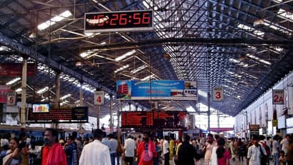 தாறுமாறாக உயரப்போகும் பிளாட்பார டிக்கெட் விலை..! பயணிகள் கடும் அதிர்ச்சி..!