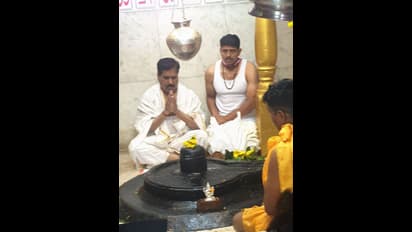 ಶಿವರಾತ್ರಿ ವಿಶೇಷ: ಶಿವ...ಶಿವ...ಎಂದ ರಾಜ್ಯ ರೈಲ್ವೆ ಖಾತೆ ಸಚಿವ ಸುರೇಶ್ ಅಂಗಡಿ