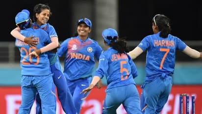 మళ్లీ తిప్పేసిన పూనమ్: బంగ్లాదేశ్ పై ఇండియా మహిళల గెలుపు