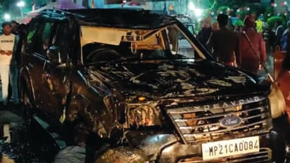 పండగపూట విషాదం: చెరువులోకి దూసుకెళ్లిన కారు, ముగ్గురు మృతి