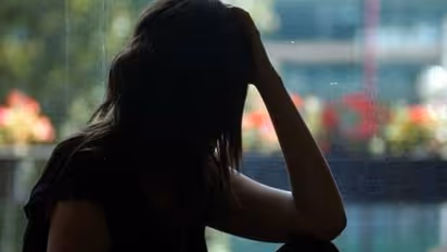 నగ్నంగా డ్యాన్స్: బర్త్‌డే వేడుకలో డ్యాన్సర్‌కు చిత్రహింసలు