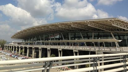 சென்னை வரும் விமான பயணிகளின் எண்ணிக்கை குறைந்தது. 42 விமானங்கள் கேன்சல்.. காலியாக பறக்கும் உள்ளூர் விமானங்கள்.