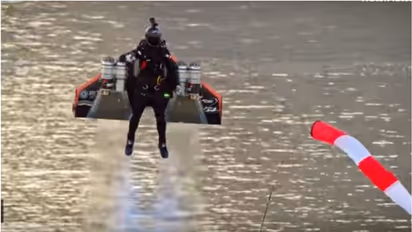 മനുഷ്യന് പറന്നു നടക്കാന് ഫ്ളൈയിങ് സ്യൂട്ടുകള്, ആദ്യപറക്കല് ദുബായില്, വീഡിയോ കാണാം