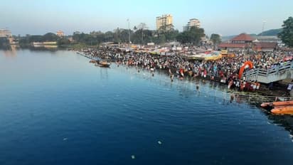 പിതൃമോക്ഷത്തിന് സാക്ഷിയായി ആലുവാ മണപ്പുറം