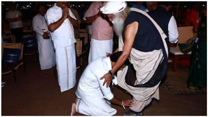 மத்திய அமைச்சர் பதவிக்கு குறி... சாமியாரின் காலில் விழுந்த ஓ.பி.ஆர்..!