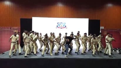 'സമ്മർദ്ദം കുറയ്ക്കാൻ ഒരു പൊടിക്കൈ'; ഒന്നിച്ച് ആടിപ്പാടി ഒരുകൂട്ടം പൊലീസുകാർ, വീഡിയോ വൈറൽ