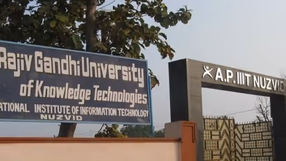 నూజివీడు ట్రిపుల్ ఐటీ: అమ్మాయిల హాస్టల్‌లో యువకుడు, రోజంతా అక్కడే